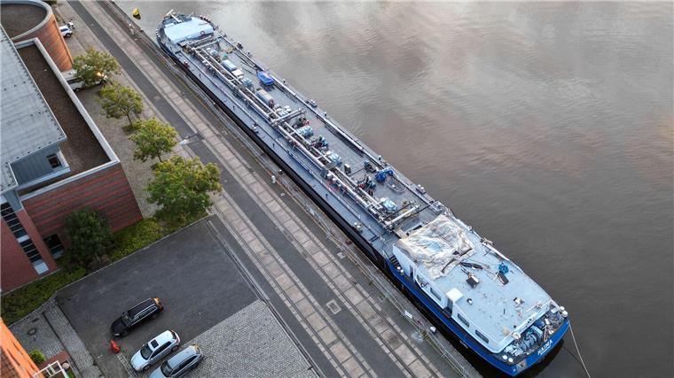 Erneut ist ein Binnenschiff gegen eine Eisenbahnbrücke in Elsfleth im Landkreis Wesermarsch gefahren und hat diese beschädigt. Wann wieder Züge über die Brücke fahren können, ist unklar.
