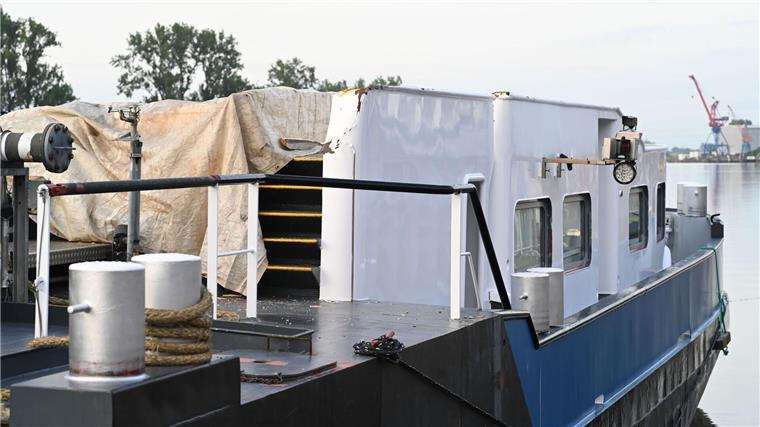 Erneut ist ein Binnenschiff gegen eine Eisenbahnbrücke in Elsfleth im Landkreis Wesermarsch gefahren und hat diese beschädigt. Wann wieder Züge über die Brücke fahren können, ist unklar.
