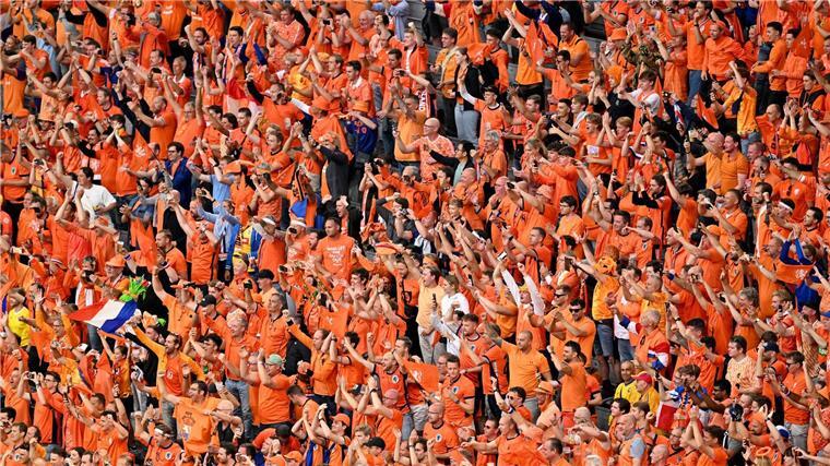 Niederlande jubeln über 3:0 - Erstes Viertelfinale seit 2008 Erneut unterstützen viele niederländische Fans ihre Nationalmannschaft.