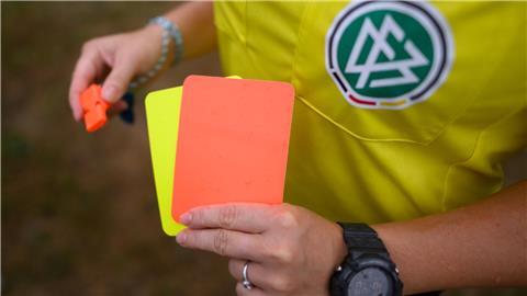Erneut wurde ein Schiedsrichter angegriffen.