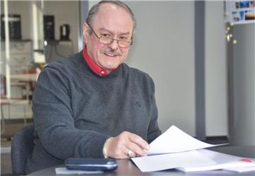 Ernst J. Schwarzmeier hat sämtliche Presseberichte über den „Gafferprozess“ gesammelt und zusammen mit einem Anschreiben an Bundestagsfraktionen geschickt. Der Oberkommissar im Ruhestand fordert im Sinne von Demokratie und Rechtsstaat Reformen in der Justiz.