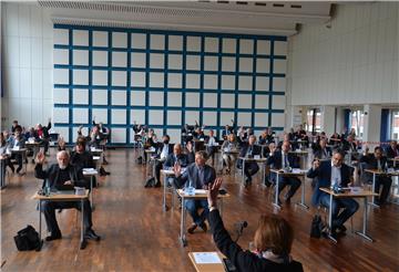 Ernste Gesichter, keine Zwiegespräche – die Abgeordneten des Rotenburger Kreistags vollzogen die Rückkehr in den Politikbetrieb in der Aula des Rotenburger Ratsgymnasiums an Tischreihen, wie sie zur Abiturprüfung angeordnet sind.
