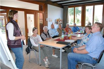 Ernste Mienen in Bramel bei der Diskussion im Gemeinderaum (von links): Kirchenvorstandsvorsitzende Gundula Allers, Gisela Meyer, Hilda Rusch, Günter Krivanek, Margrit Lodders, Herma Suhrhoff und Marlies Stuthmann. Von rechts: Henrik Wärner und Bürgermeisterin Marlies Stuthmann. 