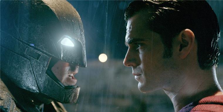 Neu im Kino: Superman und Batman kämpfen Seite an Seite Kinostart - "Batman V Superman: Dawn Of Justice"