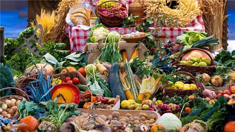 Tierwohl und Klimaschutz im Zentrum von Landeserntedankfest Ernteprodukte liegen bei einem Erntedankfest vor dem Altar.