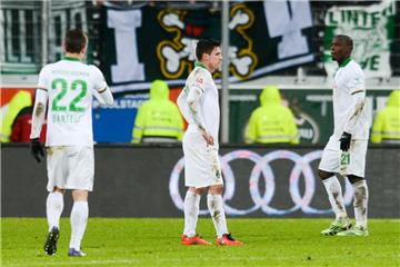 Ernüchterung bei Werder (von links): Fin Bartels, Zlatko Junuzovic und Anthony Ujah schleichen nach dem 0:2 in Ingolstadt vom Platz. Foto Weigel/dpa