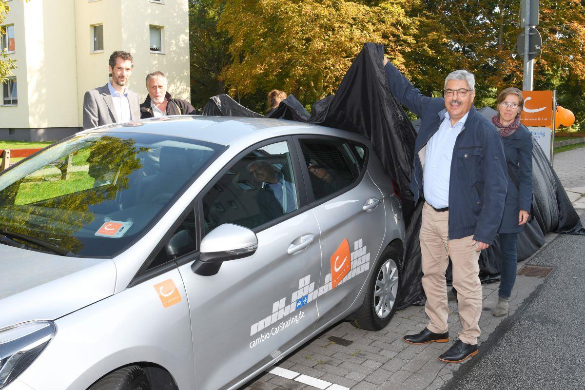 Carsharing-Anbieter eröffnet dritte Station in Bremerhaven Eröffneten am Waldemar-Becké-Platz die erste Carsharing-Station im öffentlichen Straßenraum der Stadt (von links): Lasse Schulz (Prokurist Cambio), Jens Rillke (Quartiersmeister Alte Bürger), Oberbürgermeister Melf Grantz und Jutta Kirsch (Prokuristin Cambio).