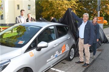 Eröffneten am Waldemar-Becké-Platz die erste Carsharing-Station im öffentlichen Straßenraum der Stadt (von links): Lasse Schulz (Prokurist Cambio), Jens Rillke (Quartiersmeister Alte Bürger), Oberbürgermeister Melf Grantz und Jutta Kirsch (Prokuristin Cambio).