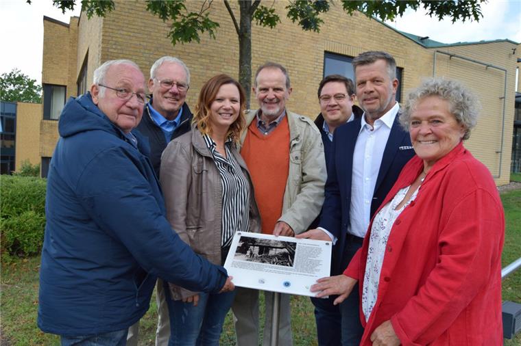 16 Tafeln laden zum "Erinnerungsspaziergang" durch Langen ein „Eröffnung“ mit Erinnerungstafel (von links): Ortsheimatpfleger Heinz Wilhelm Schnut, Günter Ahlfeld, Jana Kuntzmann, Rüdiger Bordel, Matthias Keck, Ulrich Seier und Rotraut Keßler am heutigen Rathaus in Langen.