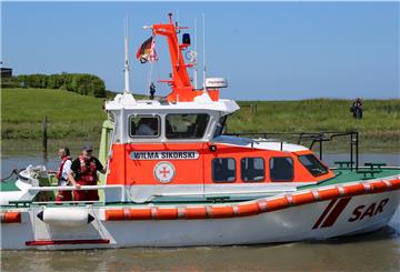 Ersatzschiff „Wilma Sikorski“ beim Auslaufen aus dem Hafen von Fedderwardersiel zu einer Trainingsfahrt der Seenotretter. Während das Stationsschiff „Emil Zimmermann“ in der Werft ist, hilft sie aus.