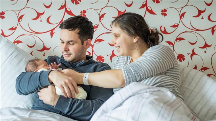 Bremerhavens Neujahrsbaby heißt Elaine Das erste Neugeborene des neuen Jahres 2023 auf Bremerhavener Boden heißt Elaine Schreiner: Am frühen morgen kam sie im Städtischen Klinikum Reinkenheide zur Welt. Die Eltern Ewald und Tatjana mit ihrer 3320 Gramm schweren Portion Glück