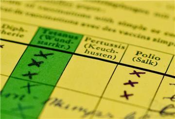 Ein Impfbuch mit markierten Feldern Diphterie (l-r), Tetanus (Wundstarrkrampf), Pertussis (Keuchhusten), Polio und Masern liegt auf einem Tisch. (zu dpa: «Polio in Deutschland – womöglich bereits Ansteckungsketten?»)