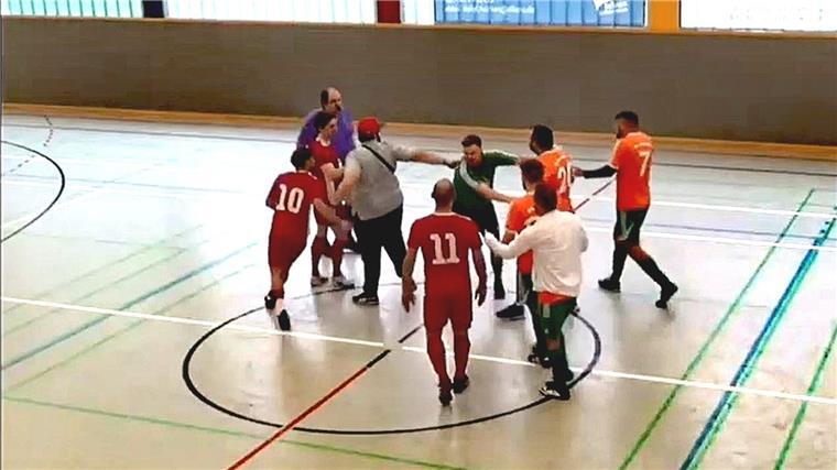 Video zeigt Schiri-Attacke bei Fußball-Hallenturnier in Stotel Hauke Kahrs wird attackiert