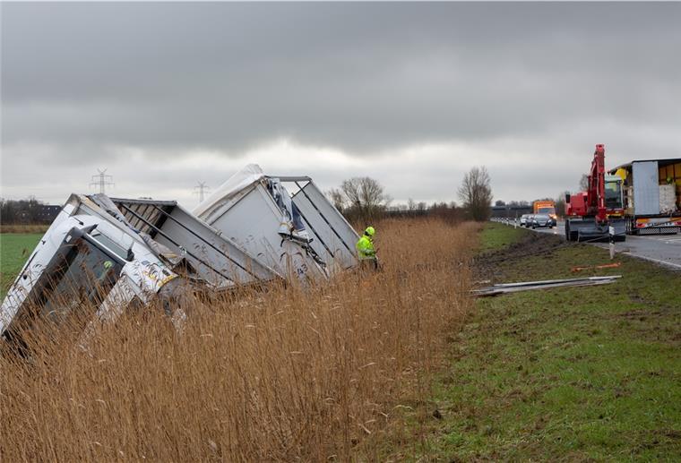Stadland: Sattelzug kippt im Graben um Erst am Sonnabend wurde der Sattelschlepper geborgen.