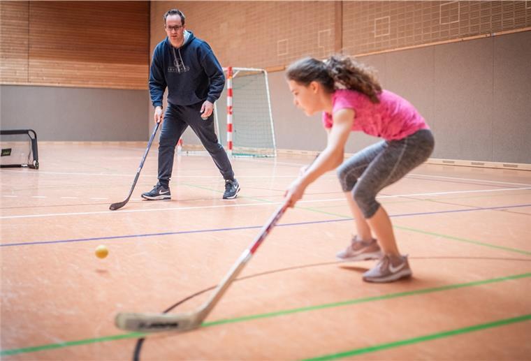 OSC startet Modellprojekt „Familienspaß“ Erst Bewegungsparcours, dann Federball, dann eine Viertelstunde Bälle schlagen: Tilda Beling und ihr Papa Tim probieren beide in der riesigen Sporthalle am Stadion mal aus, ob vielleicht Hockey etwas für sie ist. „Du hast den falschen Schläger erwischt““, ruft Vater Tim lachend, „der ist für Linkshänder.“ Foto: Hartmann