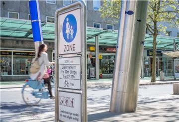 Erst fahren, dann schieben: In der Fußgängerzone der Bürgermeister-Smidt-Straße ist Radfahren nicht erlaubt. Wäre das aber gut für die Geschäfte?