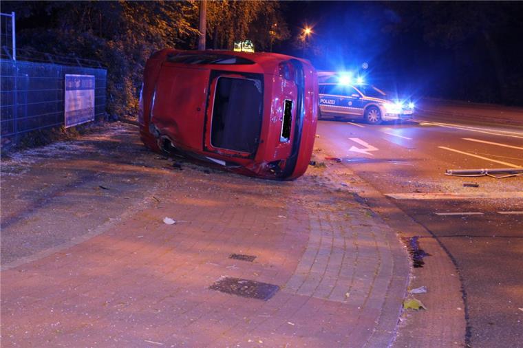 Bremen: Vater fährt betrunken und Sohn baut schweren Unfall Erst fuhr sein Vater betrunken, dann baute ein 16-Jähriger einen Unfall in Bremen.