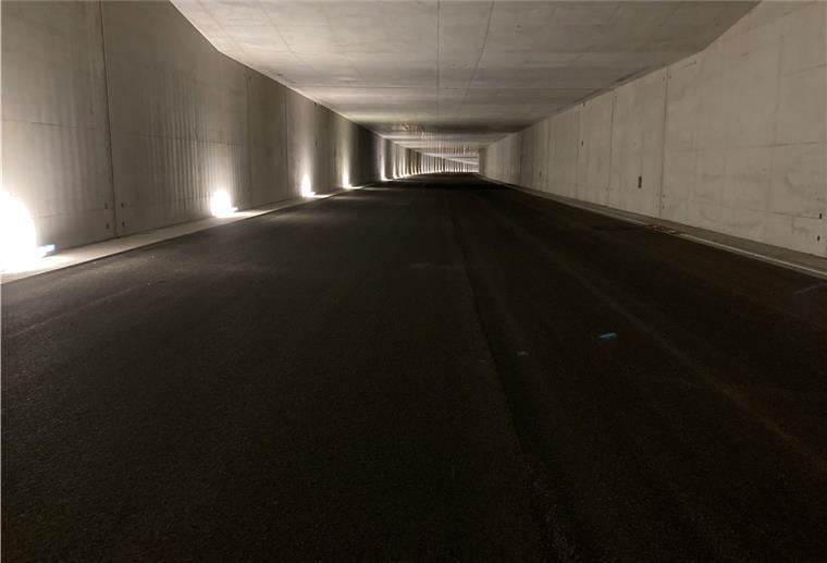 Eröffnung des Bremerhavener Hafentunnels erneut verschoben Erst im kommenden Jahr wird der Hafentunnel für den Verkehr freigegeben. Jetzt muss das Bauwerk erst noch mit den technischen Anlagen ausgestattet werden.