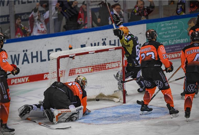 Pinguins kämpfen am Ostermontag um das Halbfinalticket Erst in der 92. Spielminute sorgte Phillip Bruggisser mit dem 3:2 für die Entscheidung.