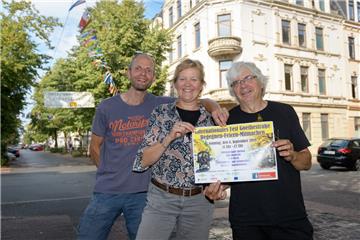 Erst in diesem August hat Brigitte Hawelka (Mitte) mit Olaf Dietzel (links) und Jochen Hertrampf das multikulturelle Nachbarschaftsfest Goethestraße auf die Beine gestellt. 
