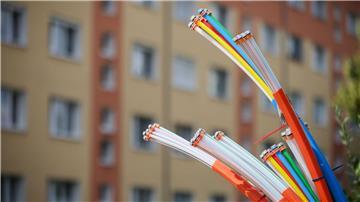 Erst mal angeschlossen, bieten sie Highspeed-Internet: Glasfaserkabel, die aus dem Sockel eines Schaltschranks herausragen.