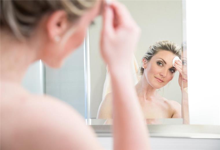 Double Cleansing: Macht die doppelte Gesichtsreinigung wirklich Sinn? Eine Frau schminkt sich ab.