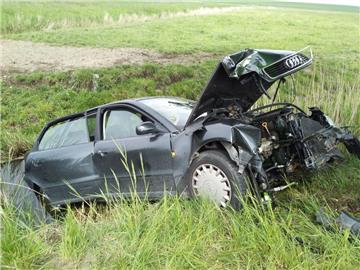 Erst prallte das Auto in der Gemeinde Loxstedt gegen einen Baum. Anschließend landete der Wagen im Graben.