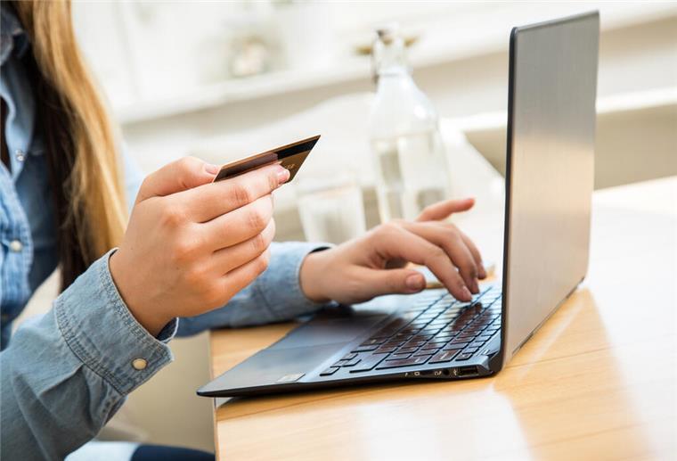Neue Storno-Masche: Nicht von Buchungsplattform weglocken lassen Frau sitzt am Laptop