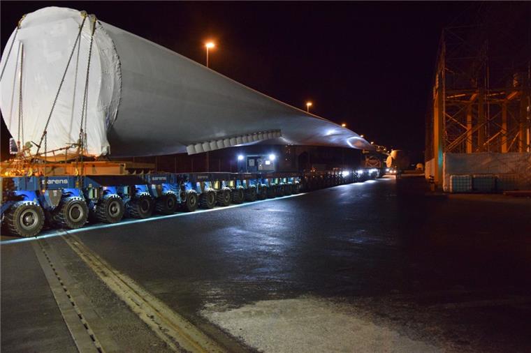 Achtung: Auf dieser Strecke kommt es zu Verkehrsbehinderungen Erst vor kurzem wurde für das größte Windrad der Welt ein Rotorblatt quer durch die Stadt transportiert. Am Sonntag werden drei Rotorblätter vom Hafen in Richtung Spaden transportiert. Foto Rabbel