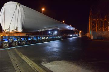 Erst vor kurzem wurde für das größte Windrad der Welt ein Rotorblatt quer durch die Stadt transportiert. Am Sonntag werden drei Rotorblätter vom Hafen in Richtung Spaden transportiert. Foto Rabbel