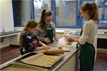 Erst wird der Teig geknetet, ausgerollt und dann die Weihnachtskekse ausgestochen: Viel Freude beim Backen haben Milena (vorne links), Kim Sophie und Julia (rechts) in der Schulküche der Carl-Friedrich-Gauß-Schule in Zeven.