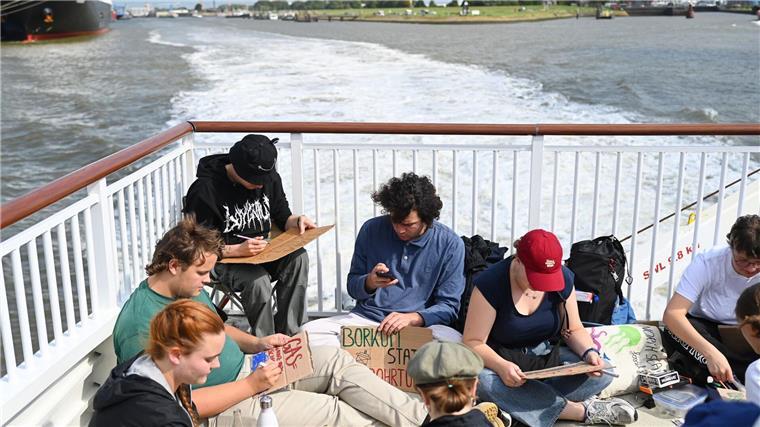 Protest gegen Gas - Aktivisten reisen für Camp nach Borkum Erste Klimaaktivisten reisen mit der Fähre nach Borkum, um dort bei einem Protestcamp gegen die Erdgasbohrungen vor der Insel zu demonstrieren.