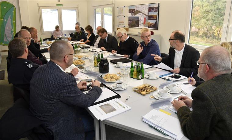 Erste Kontaktaufnahme: Dem gestern gegründeten Deponiebeirat gehören 17 Mitglieder von Ämtern und Behörden, der Bürgerinitiative gegen die Erweiterung (BIKEG), des Betreibers BEG und einiger Stadtteilkonferenzen an.  Foto Scheschonka