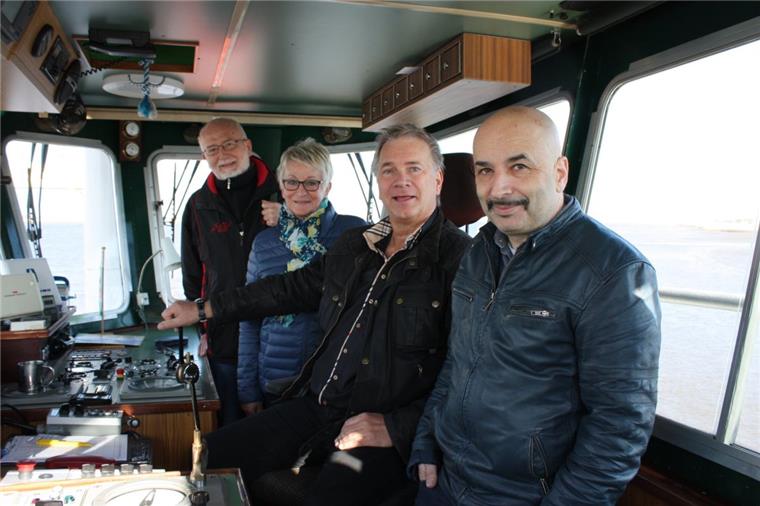 Brake: Fähre "Kleinensiel" wird zum Drehort Erster Eindruck vom Drehort Fähre verschafften sich Dr. Gu¨nter Ihmels, Marieta Ahlers, Tom Edebohls und Sandro Giampietro.