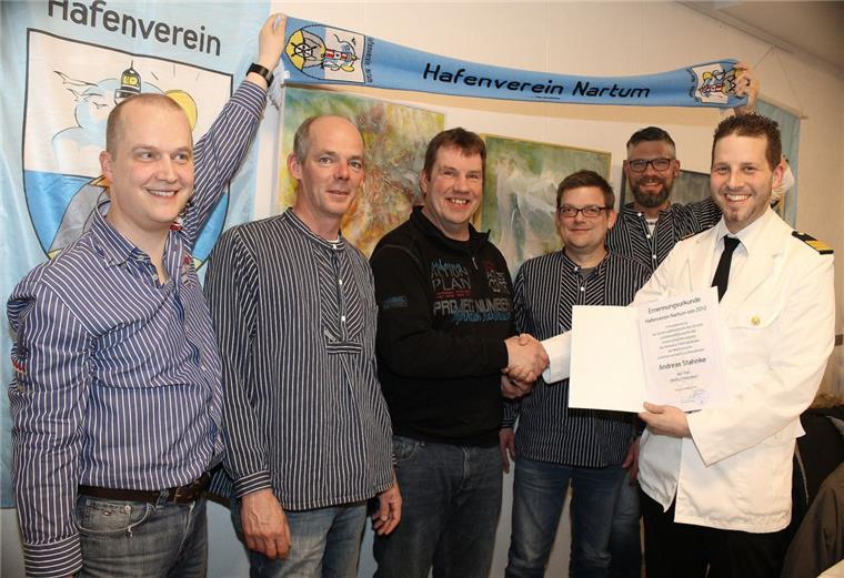 Nartum: Leichtmatrose bekommt Titel "Watt'n Elektriker" verliehen Erster Hafenmeister Tobias Brunkhorst zeichnet den Leichtmatrosen Andreas Stahnke (Dritter von links) für seine außerordentlichen „strömischen Verdienste“ mit dem Titel „Watt’n Elektriker“ aus.
