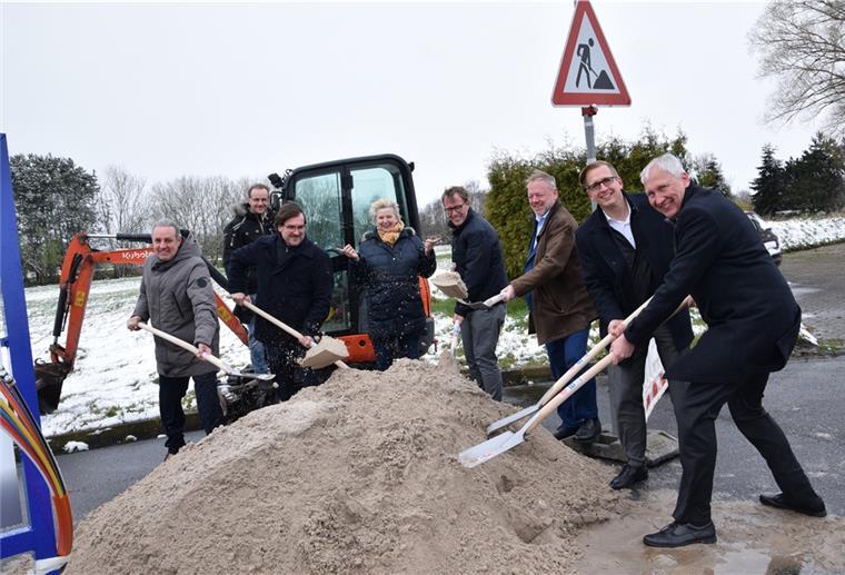 Erster offizieller Spatenstich für den Breitbandausbau im Gewerbegebiet Großensiel.