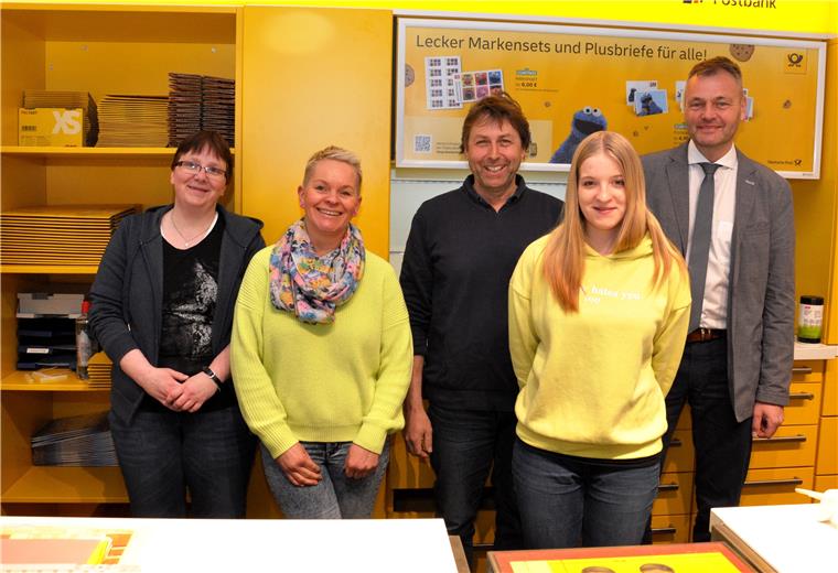 Erster Post-Tag im neuen Domizil (von links): Kerstin Flessner, Ivonne Winkelsesser, Jörg Fasting, Nataly Schulz und Arno Roskam von der Deutschen Post. Das Post-team im Schuhhaus fastimng an der Nordenhamer Bahnhofstraße freut sich auf Kunden.