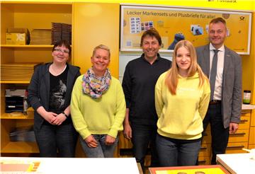 Erster Post-Tag im neuen Domizil (von links): Kerstin Flessner, Ivonne Winkelsesser, Jörg Fasting, Nataly Schulz und Arno Roskam von der Deutschen Post. Das Post-team im Schuhhaus fastimng an der Nordenhamer Bahnhofstraße freut sich auf Kunden.