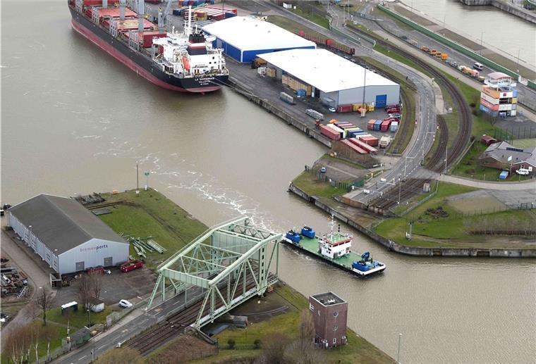 Erster Schritt für einen Brücken-Neubau: Bremenports sucht jetzt Planungsbüros, die Varianten für einen Ersatzbau der havarierten Drehbrücke ausarbeiten sollen.