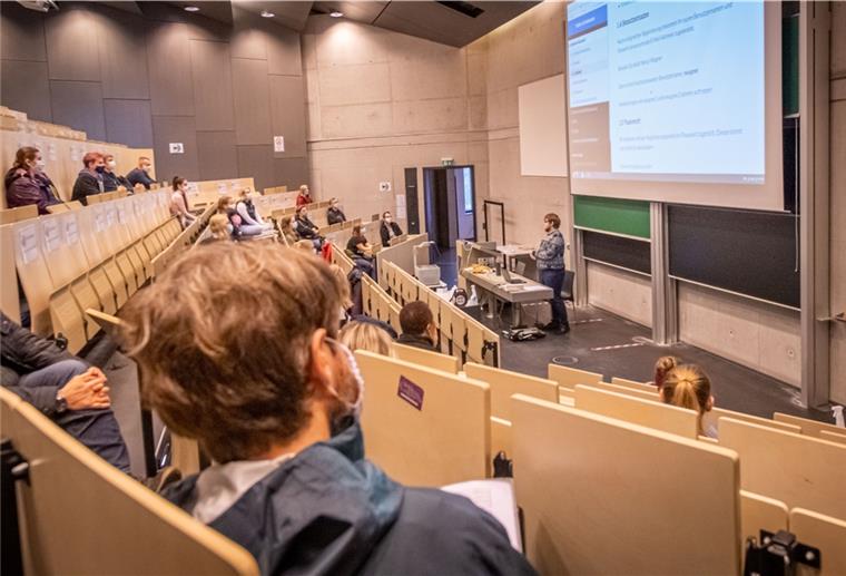 Erstsemester pilgern durch die leere Hochschule Erstes Probesitzen im Hörsaal mit Hygieneabstand: Die neuen Studenten bekommen die wichtigsten Informationen zum Hybrid-Studium. Foto: Hartmann