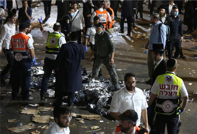 Mindestens 38 Tote bei Massenpanik in Israel Ersthelfer arbeiten am Unglücksort der Massenpanik in der jüdisch-orthodoxen Pilgerstätte am Berg Meron. Bei einer Massenpanik auf einem jüdischen Fest im Norden Israels sind nach Angaben von Rettungskräften mindestens 38 Menschen ums Leben gekommen.