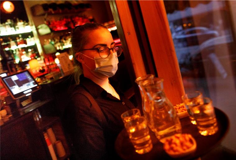 Niedersachsen: Ab Montag dürfen die Bars wieder öffnen Erstmals dürfen auch Bars in Niedersachsen wieder öffnen, mit Ausnahme von Shisha-Bars.