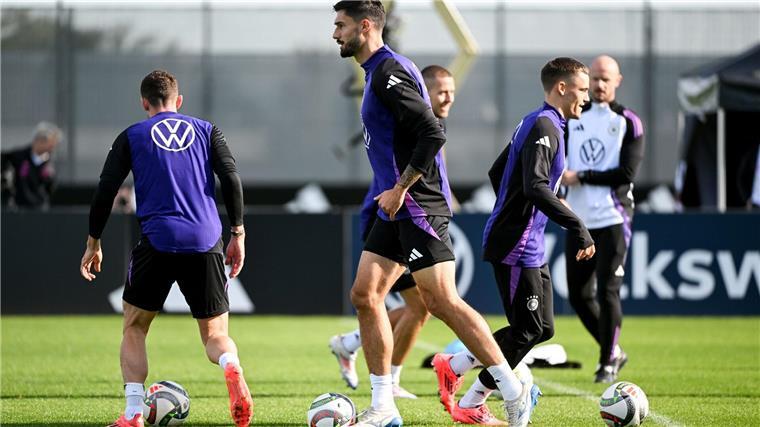 Wer stürmt? Kleindiensts Quote und Burkardts Bosnien-Tore Erstmals im Kreis der Nationalmannschaft am Ball: Tom Kleindienst (M).