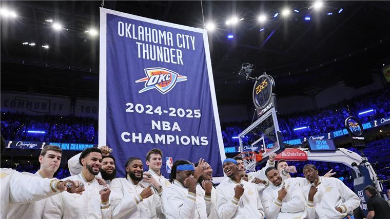 Titelverteidiger startet mit knappem Sieg in NBA-Saison Erstmals in der Geschichte der Oklahoma City Thunder gab es eine Meister-Zeremonie.