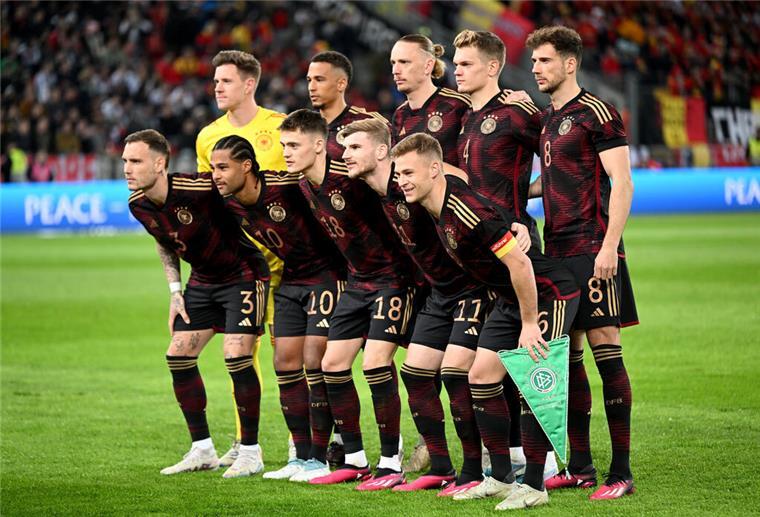 Bremen ist Gastgeber des Jubiläumsspiels Deutschland gegen die Ukraine Deutschlands Spieler haben Aufstellung für ein Teambild genommen.