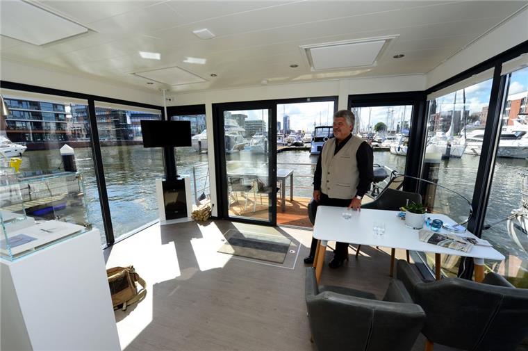 Zusammengefasst! Das war der Dienstag im nord24-Land Erstmals steht im Neuen Hafen ein festes Hausboot. Eigentümer Hans-Joachim Frost vermietet Übernachtungen.