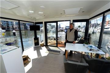 Erstmals steht im Neuen Hafen ein festes Hausboot. Eigentümer Hans-Joachim Frost vermietet Übernachtungen.