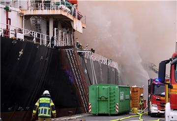 Erstmals war das Feuer auf dem Schiff, das gegenüber von der Lloyd Werft liegt, am Freitagabend ausgebrochen.