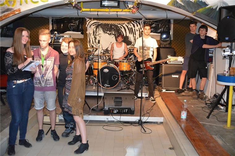 Neuauflage NIG-Rock-Festival in Bad Bederkesa Erwartungsfrohe Vorfreude herrschte in der "Linie". Henry (von rechts) und Jesko checken Licht und Mikrofone für Bruno und Andre von Holly Would Surrender. Die Musiker proben schon, während Ilka, Laurenz, Dominik und Marcia noch das abendliche Programm prüfen.