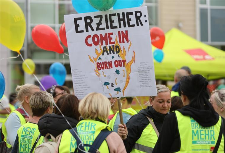 Erzieherinnen fehlen: Kommunen befürchten Ende von Vollzeitbetreuung Erzieher beim Streik.
